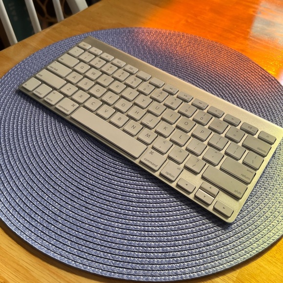 Apple Wireless Keyboard A1314 for Home Office - Picture 2 of 3